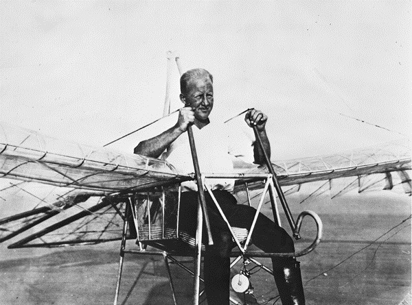  El inventor George R. White y su ornitóptero (1927).